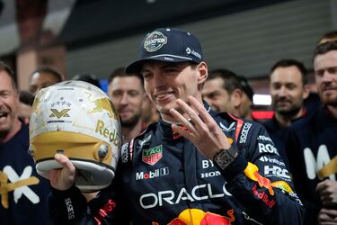 El piloto de Red Bull, Max Verstappen, de los Países Bajos, celebra su victoria en el campeonato de Fórmula 1 tras la carrera del Gran Premio de Las Vegas.