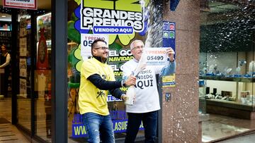 Dos empleados de la administración situada en la calle Ramón González celebran que han vendido parte del número 5490 correspondiente al 'Gordo' del Sorteo Extraordinario de la Lotería de Navidad.