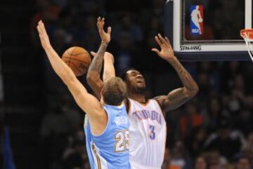 Timofey Mozgov tapona a Perry Jones.