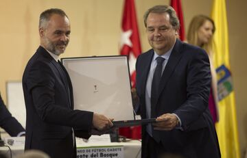 Entrega de galardones durante la presentación del IV Torneo Vicente del Bosque