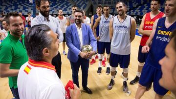 GRAF1170. M&Aacute;LAGA, 30/06/2018.- El seleccionador espa&ntilde;ol de baloncesto, Sergio Scariolo (i), conversa con el consejero de Turismo y Deporte de la Junta de Andaluc&iacute;a, Francisco Javier Fern&aacute;ndez (c), el presidente de la Federaci&oacute;n Espa&ntilde;ola de Baloncesto, Jorge Garbajosa (2i), adem&aacute;s de varios jugadores y diversas autoridades, tras finalizar el entrenamiento de esta ma&ntilde;ana en el Palacio de los Deportes &ldquo;Jos&eacute; Mar&iacute;a Mart&iacute;n Carpena&rdquo; previo al partido del domingo de clasificaci&oacute;n para la Copa del Mundo de Baloncesto de China 2019 que les enfrentar&aacute; a la selecci&oacute;n de Bielorrusia. EFE/Daniel P&eacute;rez