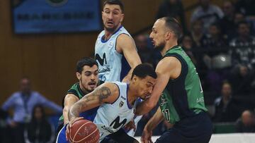 GRA062. BADALONA (BARCELONA), 05/03/2017.- El escolta francés del Movistar Estudiantes Edwin Jackson (c) es defendido por los jugadores del Divina Seguros Joventut Alberto Abalde (i) y el serbio Luka Bogdanovic (d) durante el partido correspondiente a la vigésimo tercera jornada de Liga Endesa disputado esta mañana en el Pabellón Olímpico de Badalona. EFE/Alejandro garcía