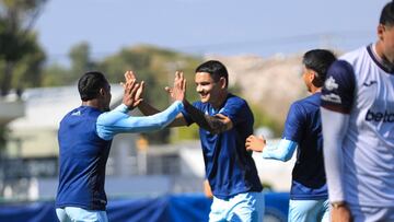 Jugadores de Cruz Azul festejan un gol en contra del Atlante.