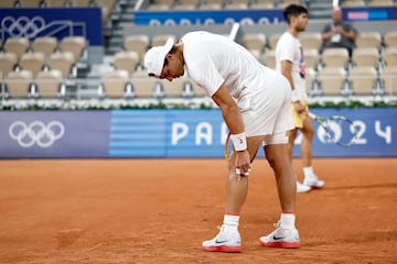 Nadal se señala el punto de dolor en la pierna izquierda.