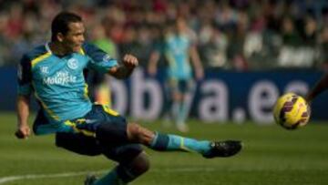 Carlos Bacca, elegido mejor jugador extranjero de la Liga, remata a portería durante el partido frente al Almería en el Juegos Mediterraneos.