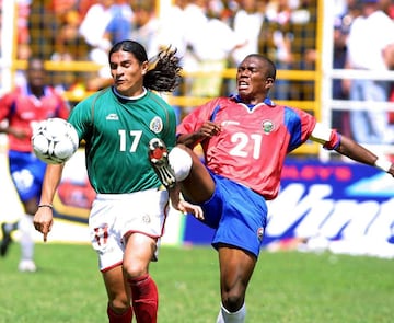 SELECCION MEXICANA
MEXSPORT DIGITAL IMAGE
07 October 2001:  Action photo of mexican Francisco Palencia (L) under the pressure of Reinaldo Parks (R), during World Cup 2002 qualifier at San Jose, Costa Rica. Mexico drew 0-0./Foto de accion del mexicano Francisco Palencia (I) bajo la presion de Reinaldo Parks (D), durante juego eliminatorio de Copa del Mundo 2002 en San Jose, Costa Rica. Mexico empato 0-0. MEXSPORT/OMAR MARTINEZ