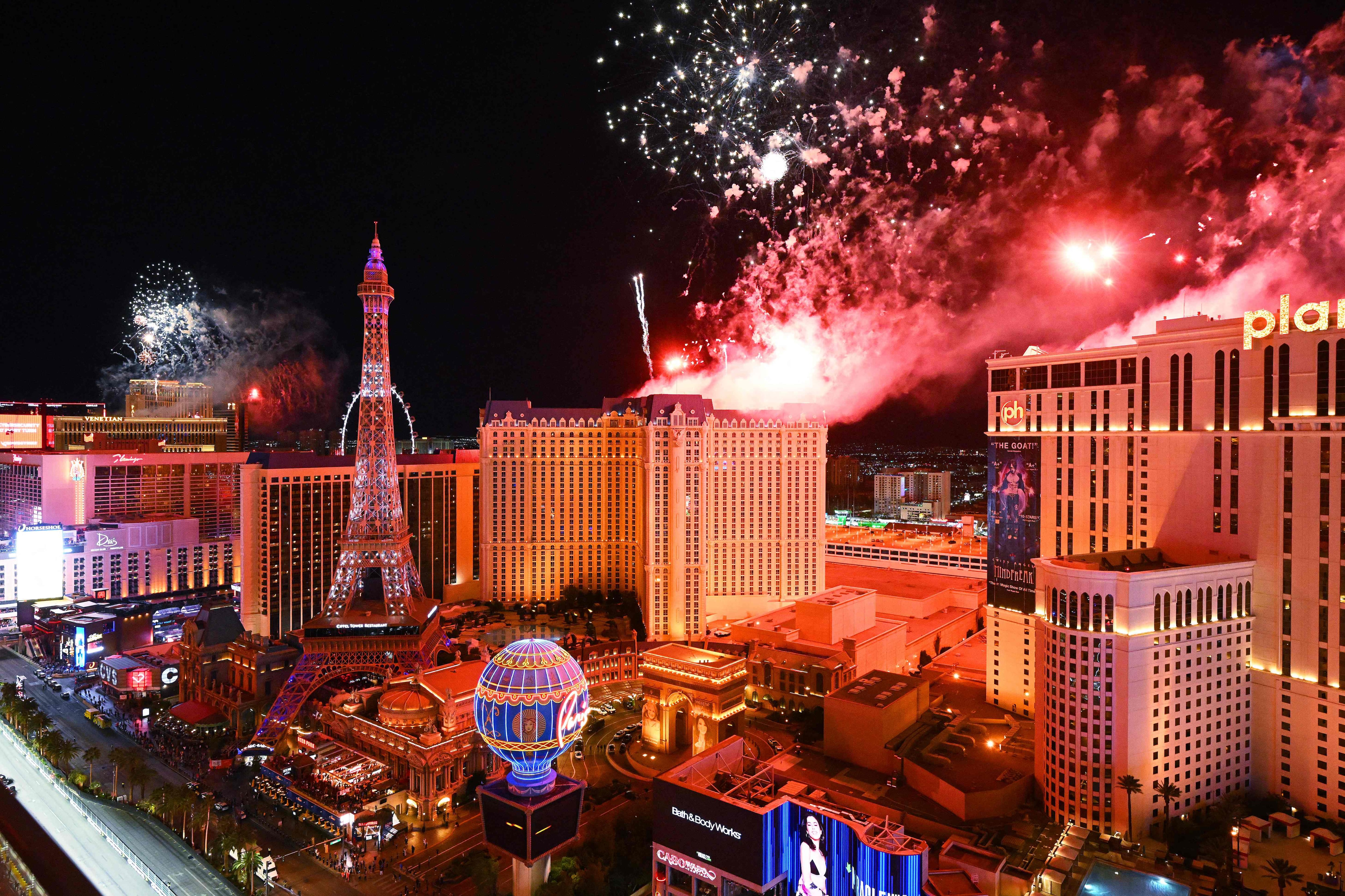 Fuegos artificiales iluminan la ciudad tras la carrera del Gran Premio de F1 de Las Vegas en el Circuito del Strip.