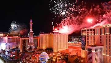 Fuegos artificiales iluminan la ciudad tras la carrera del Gran Premio de F1 de Las Vegas en el Circuito del Strip.