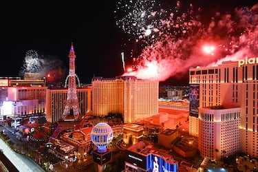 Fuegos artificiales iluminan la ciudad tras la carrera del Gran Premio de F1 de Las Vegas en el Circuito del Strip.