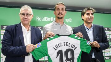 El director deportivo, Antonio Cordón, y el presidente Ángel Haro posan con Luiz Henrique durante su presentación en el Benito Villamarín.