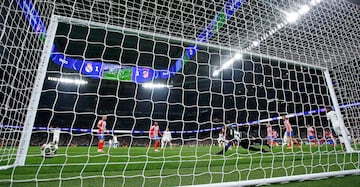 2-1. Brahim Daz recibe el baln dentro del rea, encara a Jos Mara Gimnez, se va y finaliza con un disparo raso al palo largo de Jan Oblak para marcar el segundo.