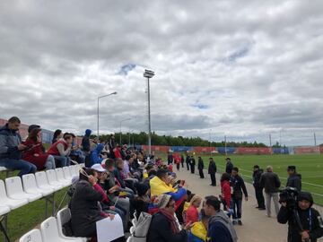 En su mayoría niños y familias rusas, junto a varios colombianos acompañaron a la Selección durante la práctica abierta al público este jueves en el estadio Sviyaga de Kazán. 