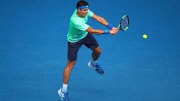 El canadiense Milos Raonic devuelve una bola durante su partido ante el alem&aacute;n Dustin Brown durante su partido en el Open de Australia.