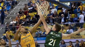 Baez pelea el balón con Waczynski.