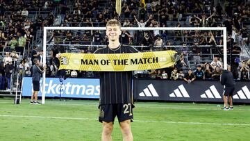 LOS ANGELES, CALIFORNIA - JULY 12: Nathan Ordaz #27 of Los Angeles FC holds up the Man of the Match scarf after a 2-0 win against FC Dallas at BMO Stadium on July 12, 2025 in Los Angeles, California. Ronald Martinez/Getty Images/AFP (Photo by RONALD MARTINEZ / GETTY IMAGES NORTH AMERICA / Getty Images via AFP)