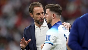 AL KHOR, QATAR - DECEMBER 04: Gareth Southgate, Head Coach of England, talks to Mason Mount of England during the FIFA World Cup Qatar 2022 Round of 16 match between England and Senegal at Al Bayt Stadium on December 04, 2022 in Al Khor, Qatar. (Photo by Eddie Keogh - The FA/The FA via Getty Images)