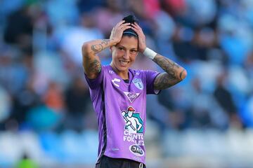 La jugadora de la selección española femenina y reciente campeona del mundo ha reaparecido con su club, el Club de Fútbol Pachuca Femenil de la Primera División Femenil de México. Jenni salió en los últimos minutos de juego siendo recibida con una gran ovación y un gran tifo sobre la portería.