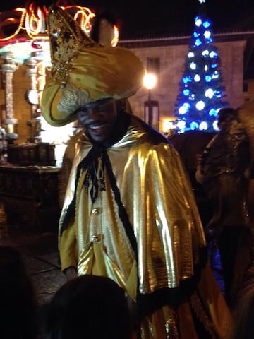 El camerunés Omgba Franck representó al Rey Baltasar en la Cabalgata de Reyes de Oviedo en 2014. 