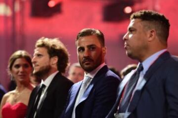 Los ex jugadores Fabio Cannavaro y Ronaldo junto al uruguayo Diego Forlán durante el sorteo de la fase previa para el mundial de Rusia 2018.