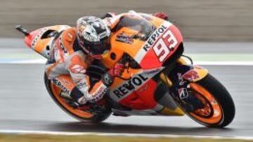 Repsol Honda Team rider Marc Marquez of Spain rides his bike during a warm-up session before the MotoGP Japanese Grand Prix in Motegi, Tochigi prefecture on October 11, 2015.     AFP PHOTO / KAZUHIRO NOGI