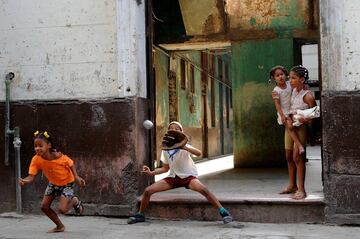 La irrupción del fútbol en la sociedad más joven del país del Mar del Caribe ha provocado que el que era el deporte 'Rey' del país, el béisbol, haya notado un descenso en su práctica entre los más jóvenes.