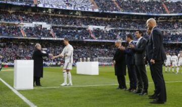 Paco Gento entrega el Balón de Oro a Cristiano.