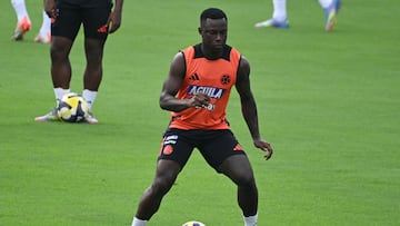 Colombia's forward Marino Hinestroza controls the ball during a training session at the Metropolitan Stadium in Barranquilla, Colombia on June 5, 2025, on the eve of the FIFA World Cup 2026 qualifier football match against Peru. (Photo by Luis ACOSTA / AFP)