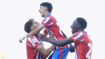 Los jugadores del Atlético B celebran el gol de Niño al Betis Deportivo.