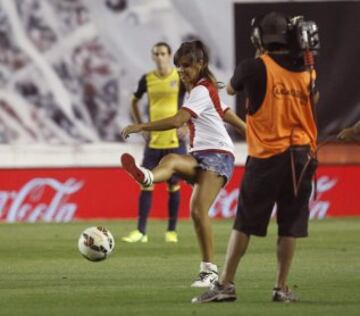 La presentadora Cristina Pedroche realiza el saque de honor.