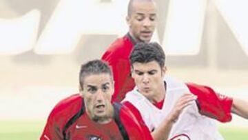 <b>BIANCHI. </b>Bianchi siguió el partidillo desde el centro del campo, aunque dialogó con varios jugadores, entre ellos Pablo, que formará en defensa con Perea. Zahínos podría ser la principal novedad del Atlético en el choque de La Rosaleda. Torres se puso un vendaje en el tobillo izquierdo, aunque no tuvo ningún problema para jugar el partidillo.