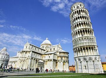 Conocida en todo el mundo por su peculiar y accidental inclinación, se trata de ‘El Campanario’ de la Catedral de Santa María Asunta. El ladeo comenzó al momento en el que terminó su construcción, en 1173, después de 177 años de obras. Sus 55 metros de altura están torcidos 4 grados. A finales del Siglo XX, el gobierno italiano la cerró al público, el con temor de que tuviera que ser demolida debido a su probable caída.