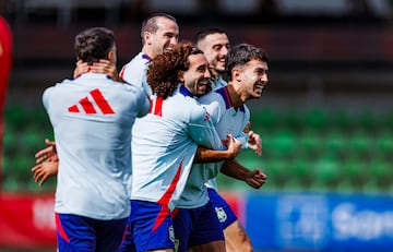 Cucurella bromea con el grupo durante el entrenamiento de hoy.