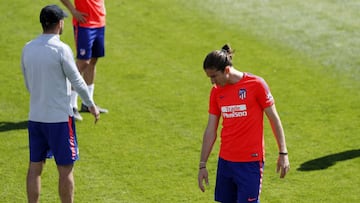 Fiipe Luis camina detrás de Simeone en el entrenamiento del Atlético el miércoles, un día después de su charla.
