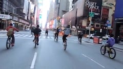 Varios ciclistas recorren las calles de la Gran Manzana, sin coches debido a las medidas impuestas para hacer frente a la pandemia del coronavirus.
