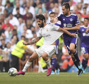 El jugador del Real Madrid, Isco, trata de llevarse el balón ante el jugador del Real Valladolid, Míchel. 