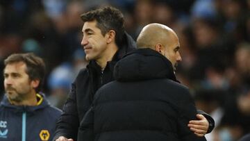 Bruno Lage y Pep Guardiola se saludan durante el partido entre los Wolves y el City.