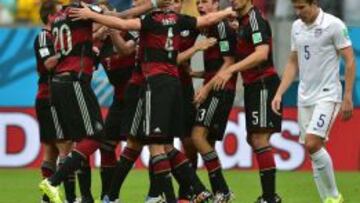 Thomas Müller celebra el gol con sus compañeros.