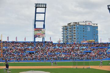 Jugadores calientan antes del amistoso entre Tampa Bay Rays y la selección de Cuba en el estadio Latinoamericano de La Habana. 