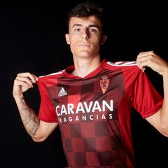 Francés insinúa su renovación en la presentación de la camiseta tomate