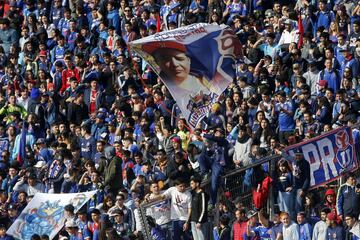 Hinchas de Universidad de Chile realizan el tradicional Banderazo previo al Superclásico.