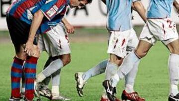 <b>SIGUE LA RACHA. </b>Los jugadores del Celta celebran uno de los goles marcados ayer ante la decepción del central granota Ballesteros.