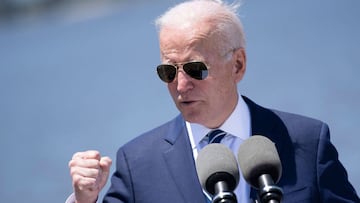 El presidente de los Estados Unidos, Joe Biden, habla sobre la infraestructura y los trabajos a lo largo de las orillas del r&iacute;o Calcasieu, cerca de la Interestatal 10, el 6 de mayo de 2021, en Westlake, Louisiana. 