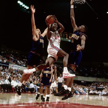 Equipos: Atlanta Hawks (1982-1994), Los ?ngeles Clippers (1993-1994), Boston Celtics (1994-1995), San Antonio Spurs (1996-1997) y Orlando Magic (1998-1999). Promedios en su carrera: 24,8 puntos, 6,7 rebotes y 2,5 asistencias. El m¨¢ximo anotar de la historia de los Hawks (23.292) y su jugador con m¨¢s partidos disputados (882). Lleg¨® a Atlanta sin ser su elecci¨®n en el draft, pero se qued¨® durante once temporadas y media: Utah Jazz le hab¨ªa elegido en tercera posici¨®n y le cambi¨®, debido a motivos econ¨®micos, por John Drew, Freeman Williams y una compensaci¨®n. Error hist¨®rico. En la ciudad de los halcones, consigui¨® disputar nueve veces los playoffs, aunque sin rebasar las semifinales de Conferencia en ninguna ocasi¨®n. Hom¨®logamente, sumar¨ªa nueve participaciones en el All Star y dos victorias en el concurso de mates, protagonizando, frente a Michael Jordan, una de las mayores exhibiciones de la historia del certamen. Despu¨¦s, su carrera tomar¨ªa derroteros insospechados. Viaj¨® hasta Grecia para jugar en el Panathinaikos y a Italia para hacerlo con el Bolonia. Intercal¨® Europa con Estados Unidos y termin¨® su carrera con 27 partidos en Orlando. La de los Celtics, la de los Clippers y la de unos d¨¦biles Spurs, con la mirada puesta en Tim Duncan, fueron sus otras camisetas en el pa¨ªs de las oportunidades.