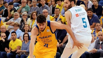 GRAF5799. LAS PALMAS DE GRAN CANARIA (Canarias). 07/06/2018.- El alero del Herbalife Gran Canaria Oriol Paul&iacute; (i) supera al alero del Real Madrid Rudy Fern&aacute;ndez en el tercer partido del play off de semifinales de la Liga Endesa que se disputa esta noche en el Gran Canaria Arena . EFE/&Aacute;ngel Medina G.