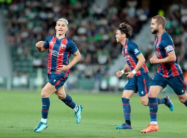 El zaguero del Huesca fue fundamental para abrir el marcador ante el Elche. Siempre contundente atrás, su llegada a la frontal para conectar un potente disparo que acabó entando, previo golpeo en Álex Balboa. 
