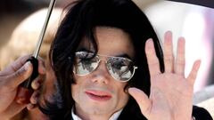 Michael Jackson saludando a sus fans a su salida del juzgado de Santa Mar&iacute;a, California, en el que fue declarado no culpable. 