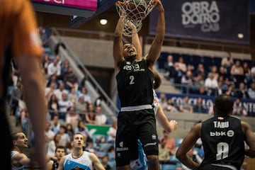 Devin Thomas anota ante el Obradoiro.