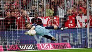 <b>IMBATIBLE. </b>Casillas detiene el lanzamiento de Braafheid en el partido amistoso del viernes en Múnich.