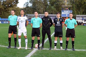 La foto que nunca se publica. Los capitanes, Carrasco y Nico Espinosa, con el cuarteto arbitral.