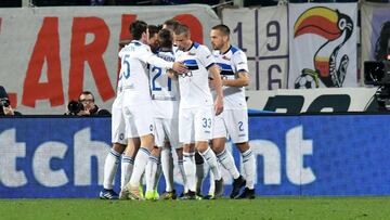 Jugadores de Atalanta celebran el gol de Alejandro G&oacute;mez.